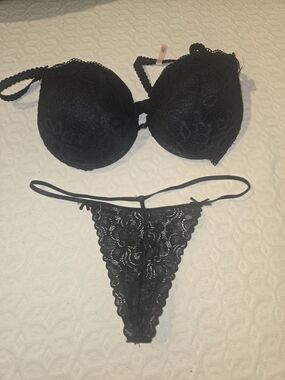 La Vie En Rose Black Lace Push-Up Bra and Lace Thong Set